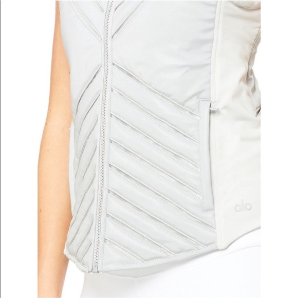 Alo Yoga Silver Reflective Puffer Vest. Probable Small. - Picture 3 of 16